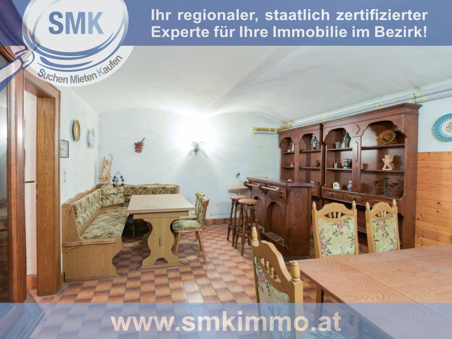 Rustikaler Kellerraum mit Bar, Sitzgelegenheiten und Fliesenboden, ideal für gesellige Abende.