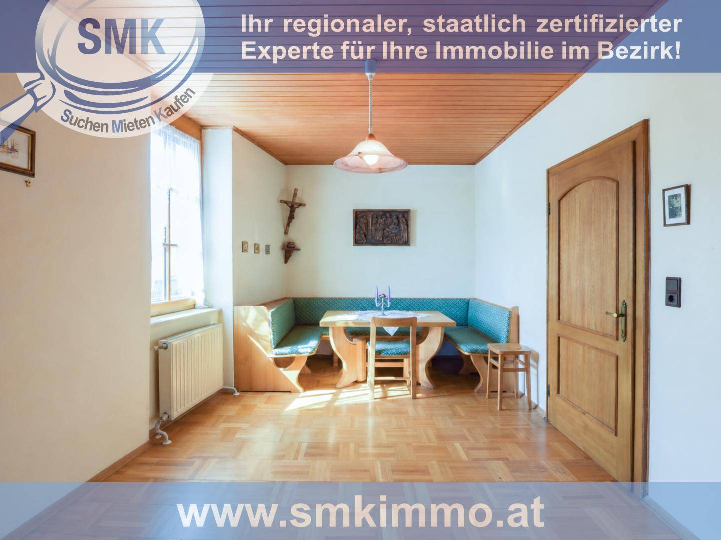 Traditioneller Essbereich mit Eckbank, Holztisch und Holzdecke, ideal für Familienessen.