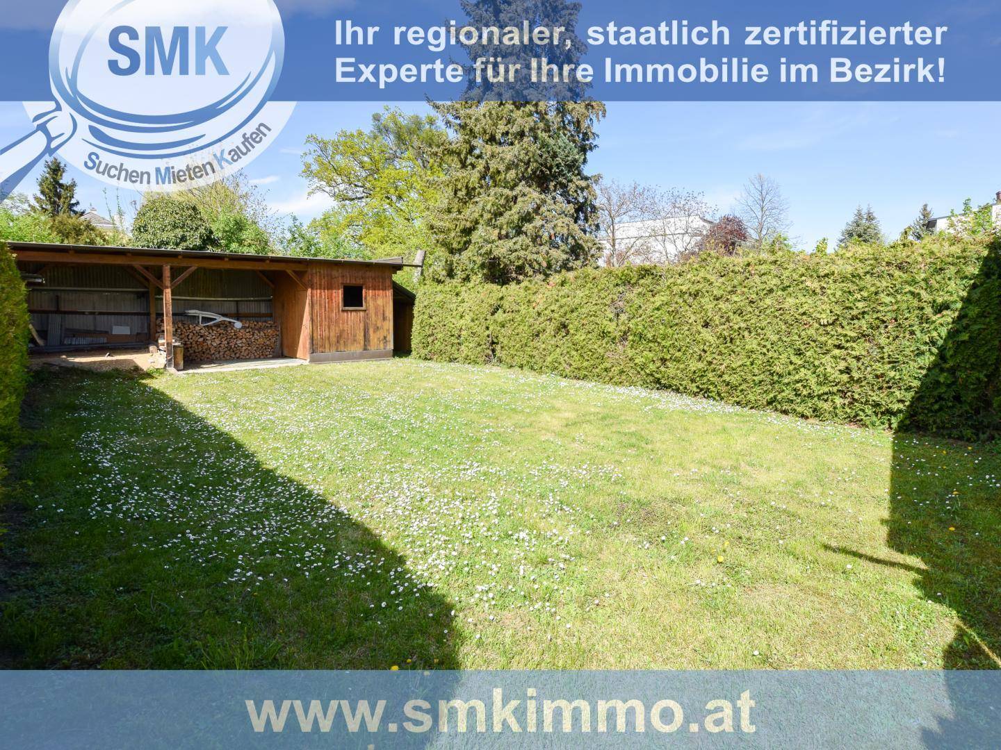 Gepflegter Garten mit Rasenfläche und Holzschuppen, ideal für Freizeit und Lagerung.