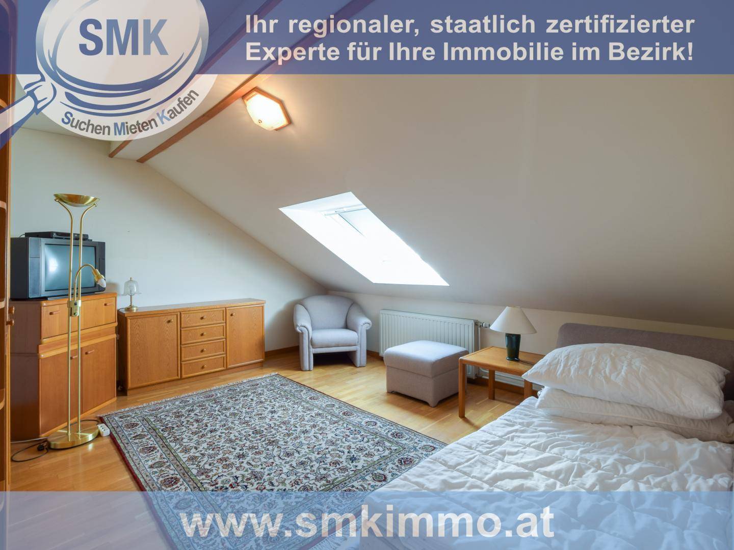 Gemütliches Dachzimmer mit Schräge, Dachfenster und Teppichboden, ideal als Schlafzimmer.