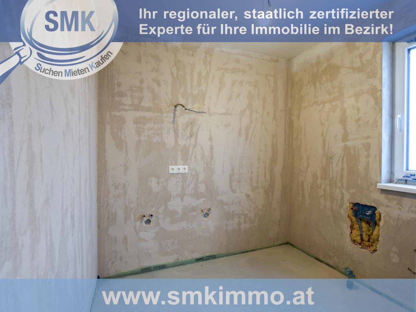 Badezimmer im Rohbau mit sichtbaren Wasseranschlüssen und Fenster, bereit für die Installation.