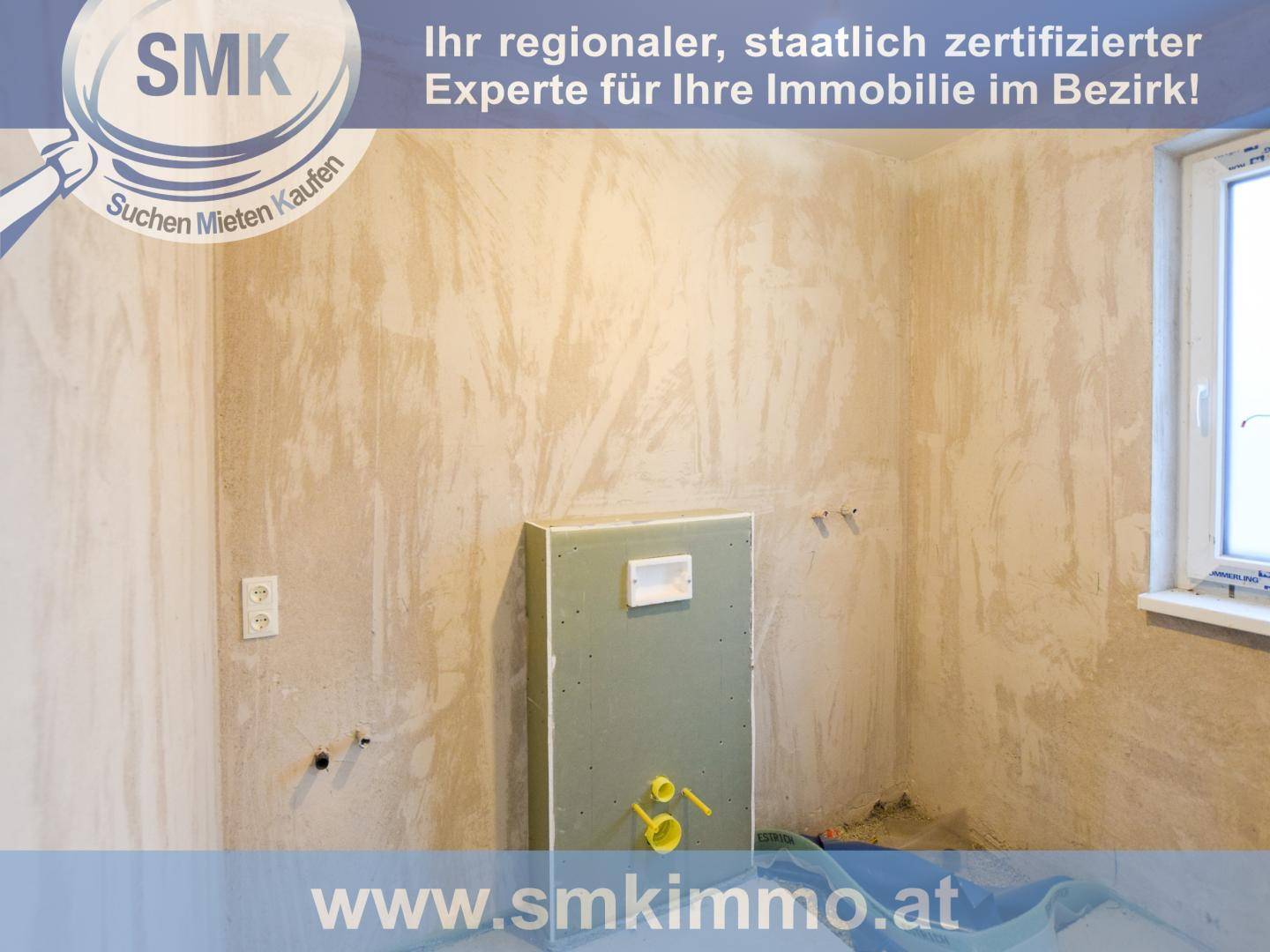 Badezimmer im Rohbau mit installierter Toilettenvorwand, sichtbaren Leitungen und Fenster.