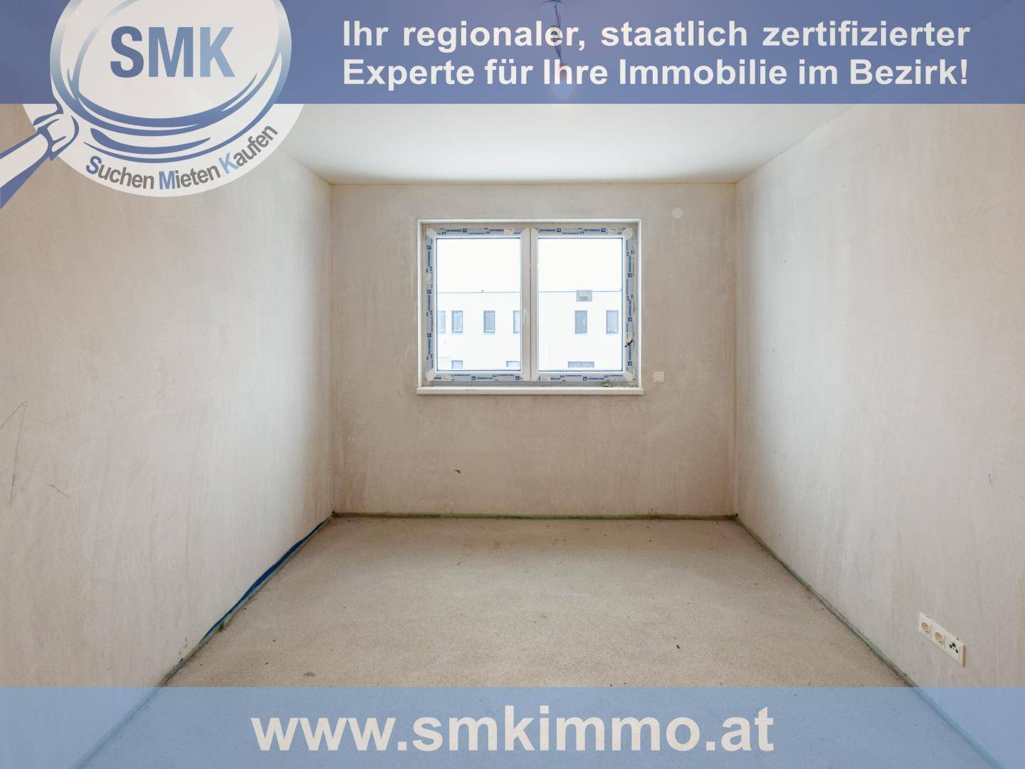 Unfertiger Raum mit einem Fenster, Rohbauwänden und Betonboden, bereit für den Innenausbau.