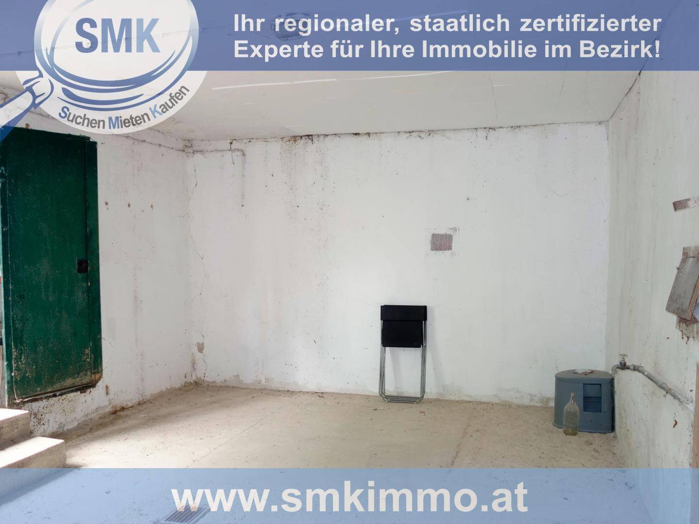 Leerer Innenraum mit Betonboden und weißen Wänden, bereit zur Nutzung als Abstellraum oder Garage.