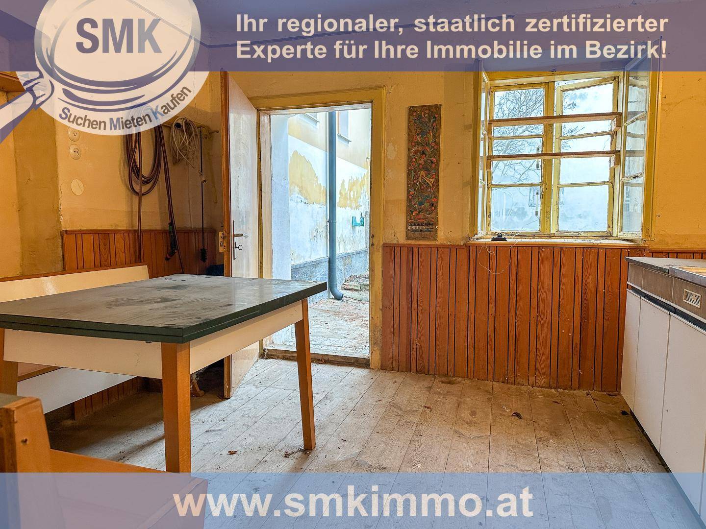 Rustikale Küche oder Abstellraum mit Holztäfelung und altem Holzboden.