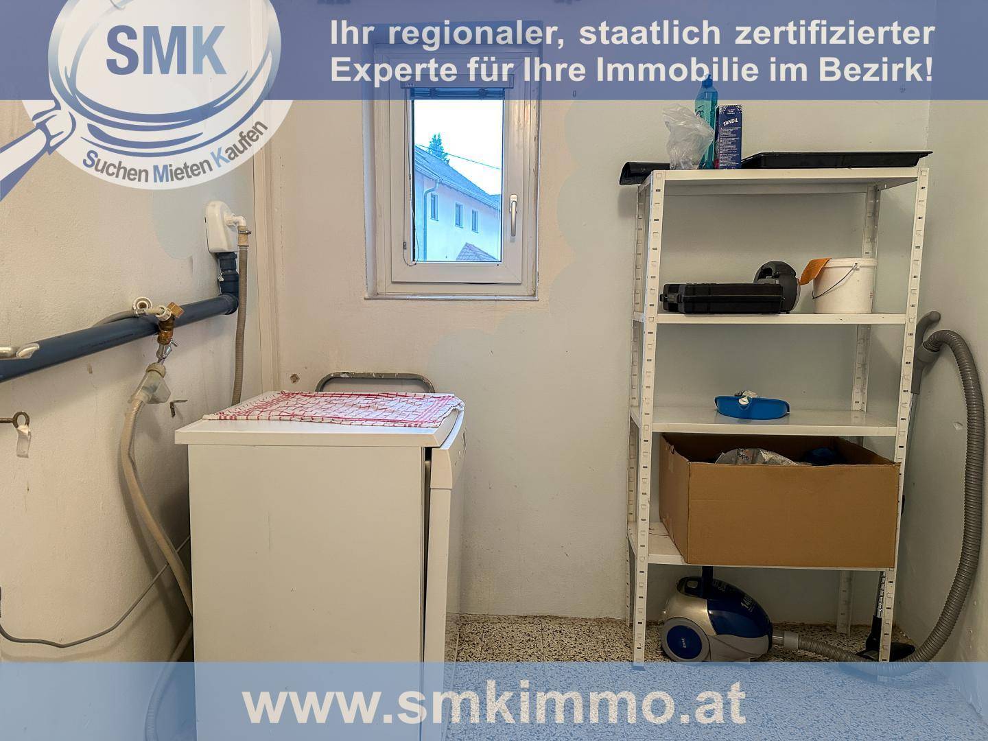 Praktischer Hauswirtschaftsraum mit Waschmaschine, Regalen und Fenster.