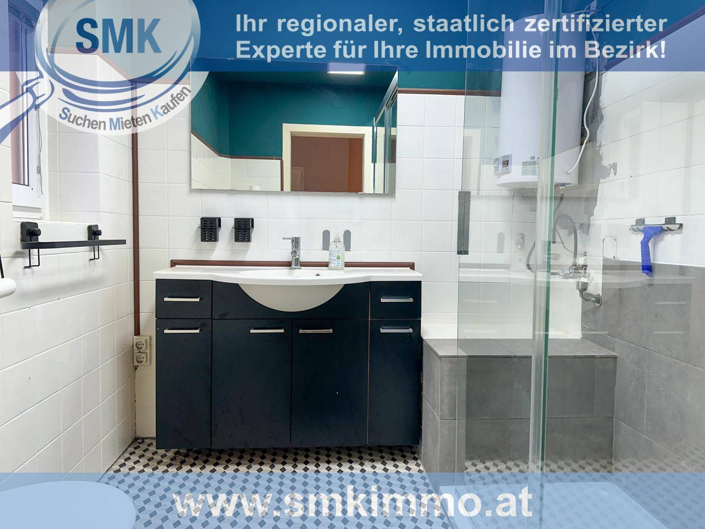 Modernes Badezimmer mit Waschtisch, Spiegelschrank und Duschbereich.