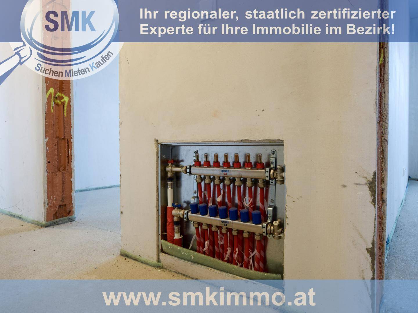 Sichtbare Installation der Fußbodenheizung in einem Rohbau, bereit für die Verkleidung.