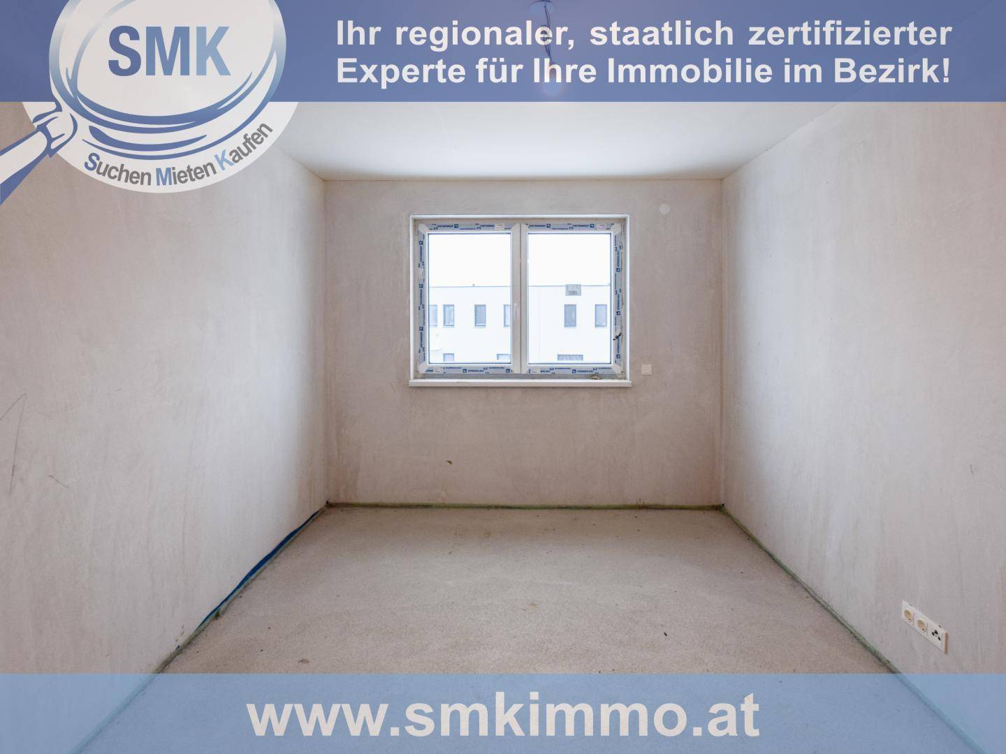 Unfertiger Raum mit Fenster und Rohbauwänden, bereit für den Innenausbau.
