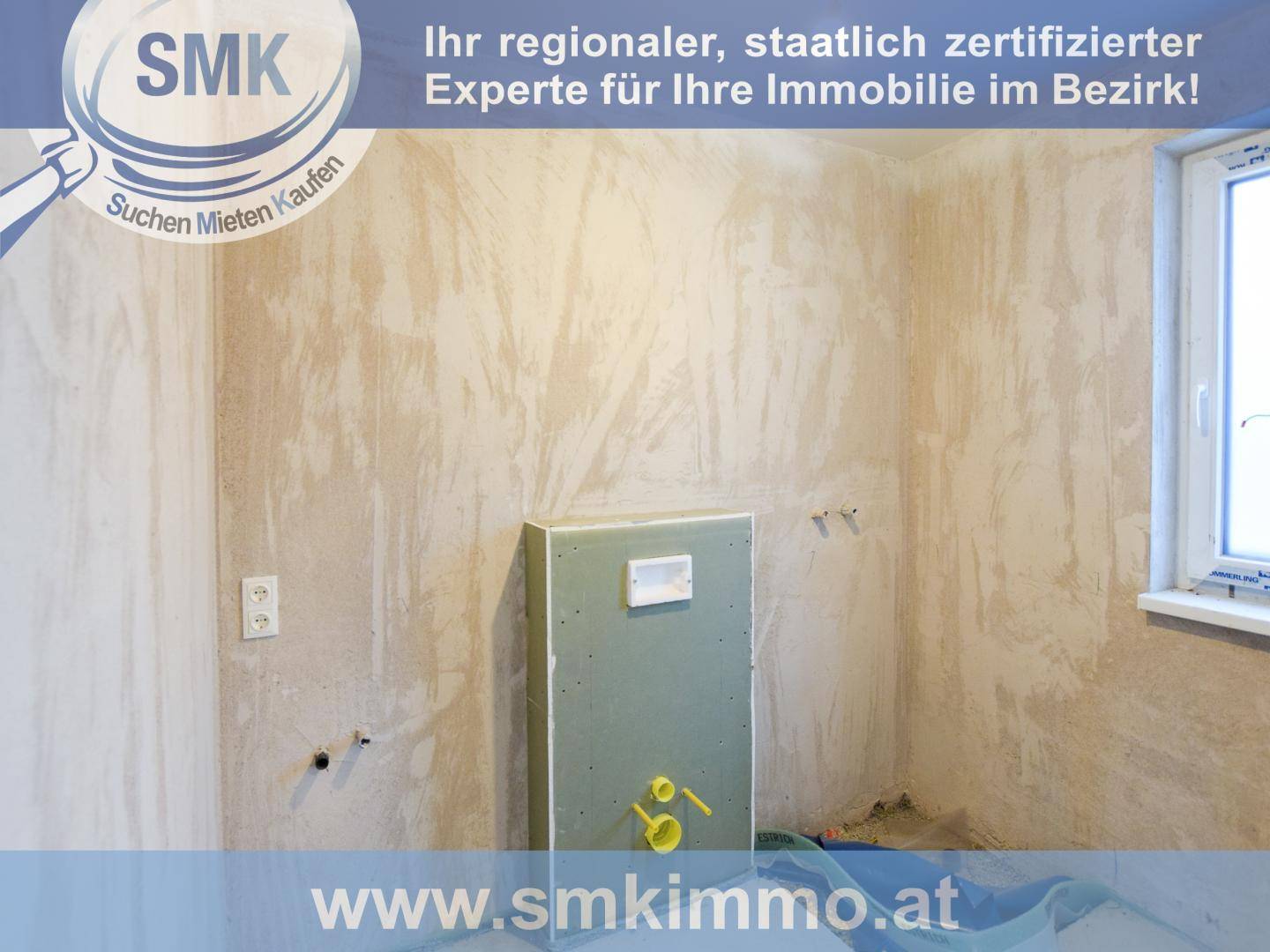 Rohbau-Badezimmer mit vorbereiteten Wänden für Fliesen und sichtbaren Sanitärinstallationen.
