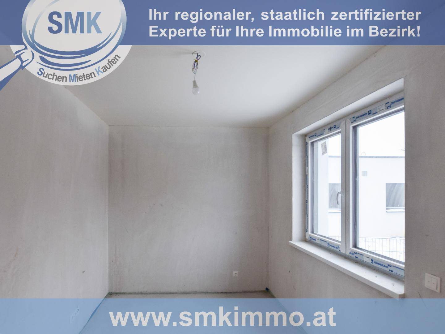 Heller Rohbau-Raum mit großem Fenster und Blick auf die umliegenden Gebäude.