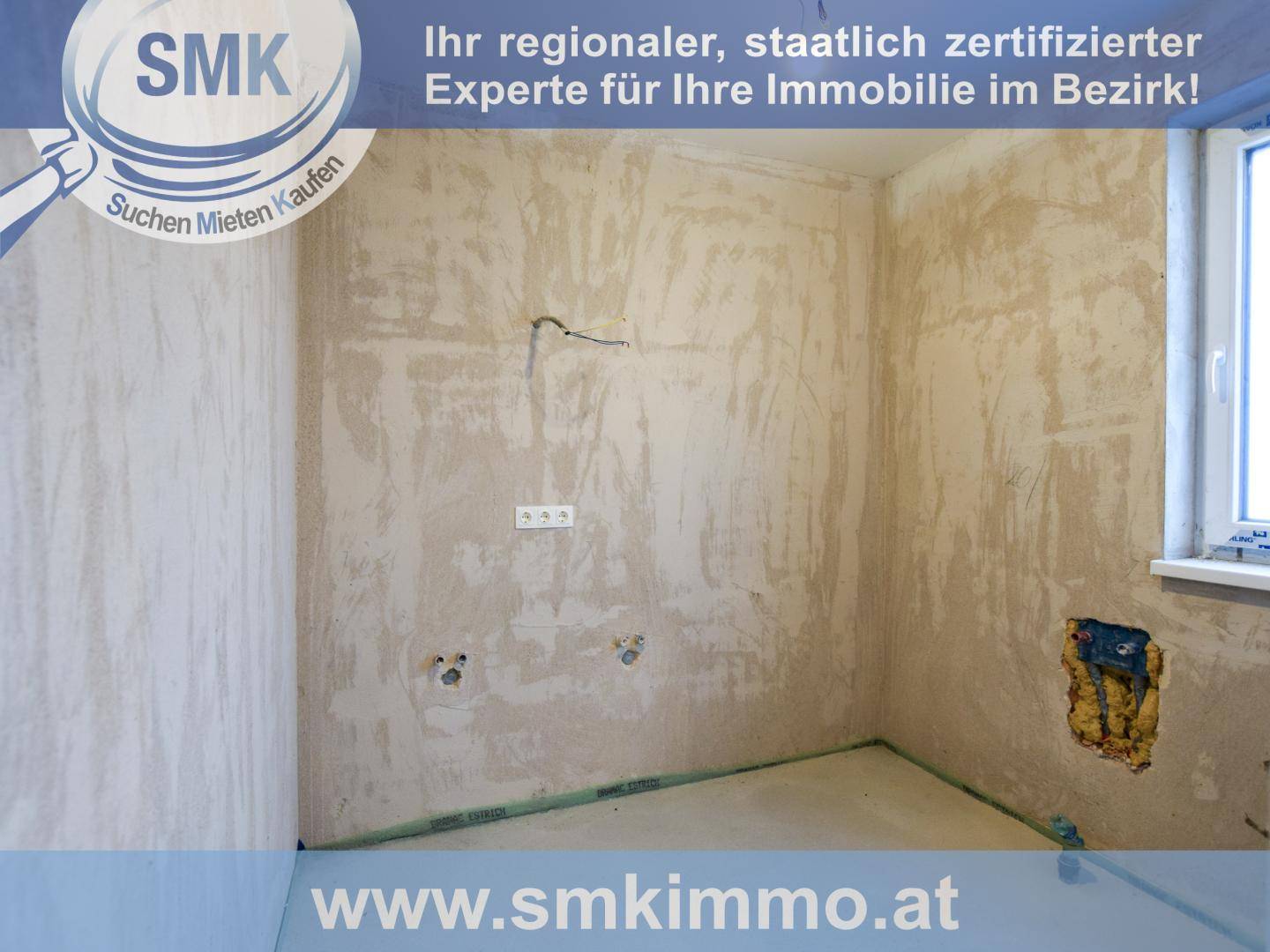 Rohbau-Raum mit sichtbaren Wasseranschlüssen und Fenster, bereit für die Installation.