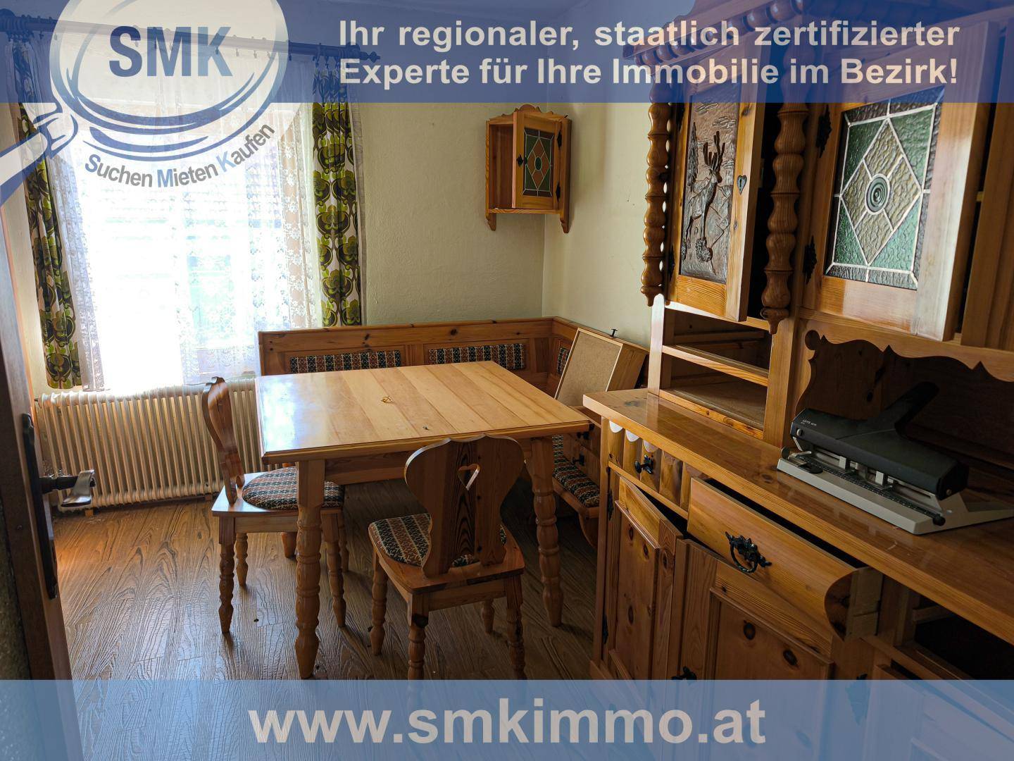 Gemütlicher Essbereich mit traditionellen Holzmöbeln und Eckbank am Fenster.