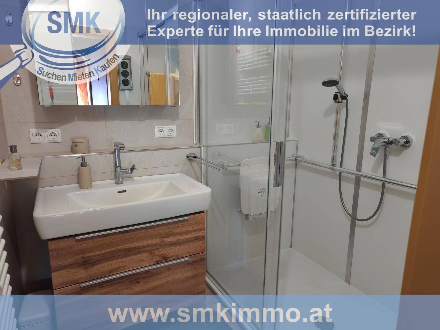 Modernes Badezimmer mit ebenerdiger Dusche, Einzelwaschbecken und Haltegriffen.