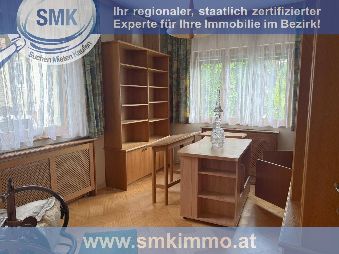 Heller Raum mit Holzregalen und Parkettboden, ideal als Büro oder Arbeitszimmer.
