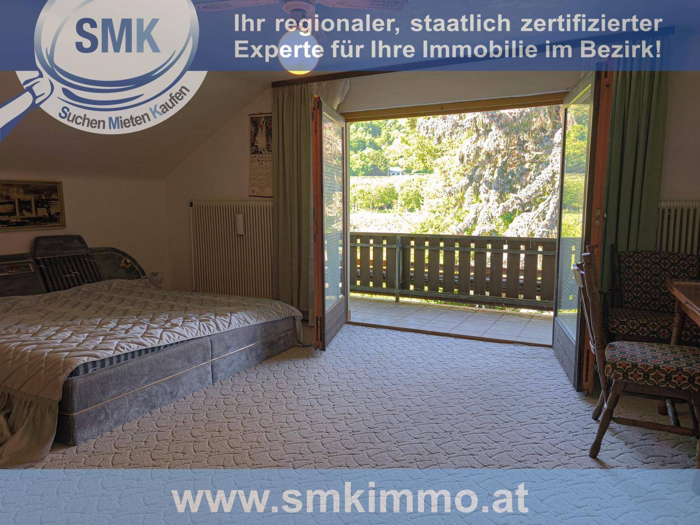 Schlafzimmer mit Teppichboden und Zugang zu einem Balkon mit schöner Aussicht.