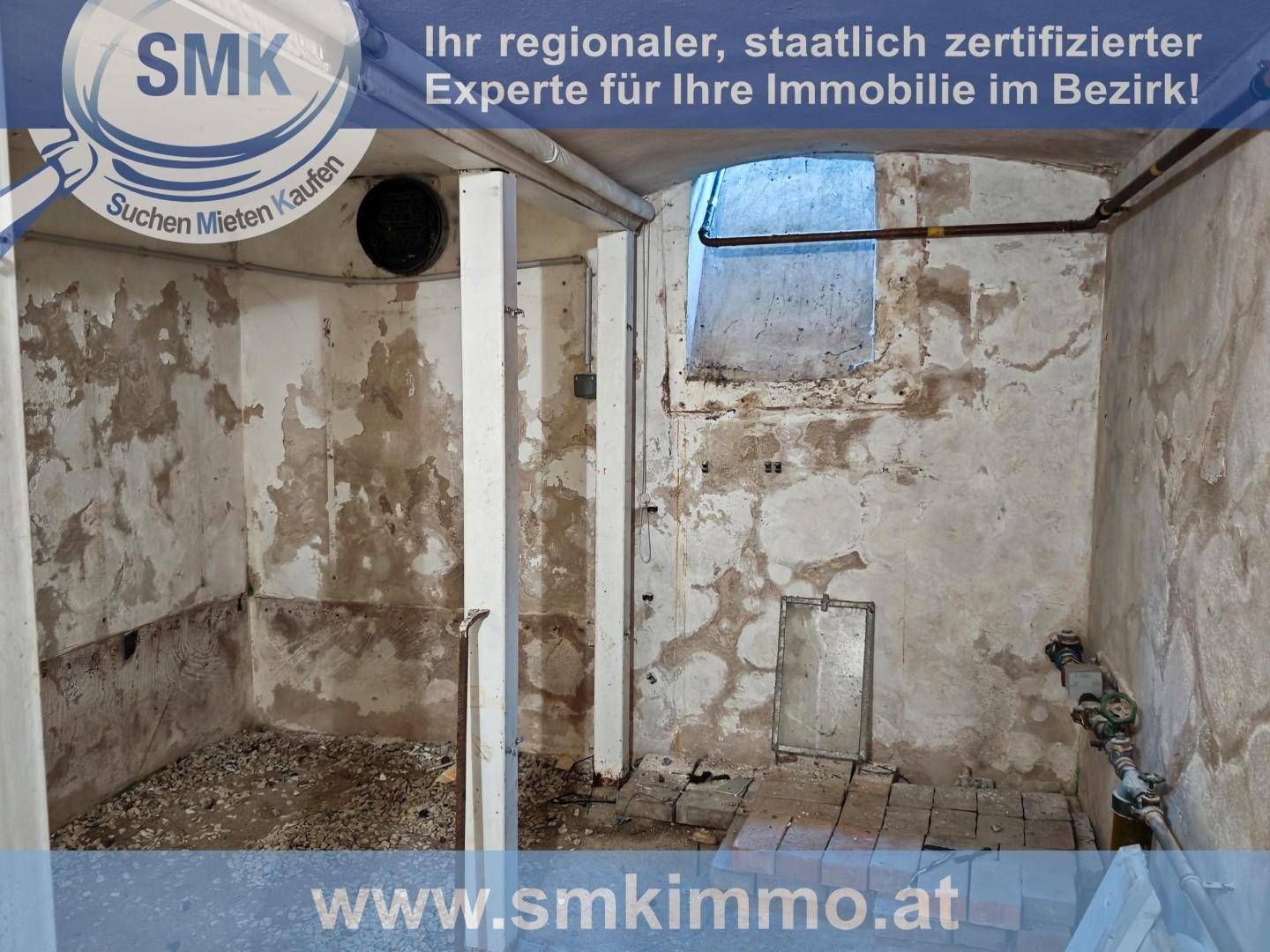 Unfertiger Kellerraum mit rauen Wänden, Betonboden und kleinem Fenster, in Originalzustand.