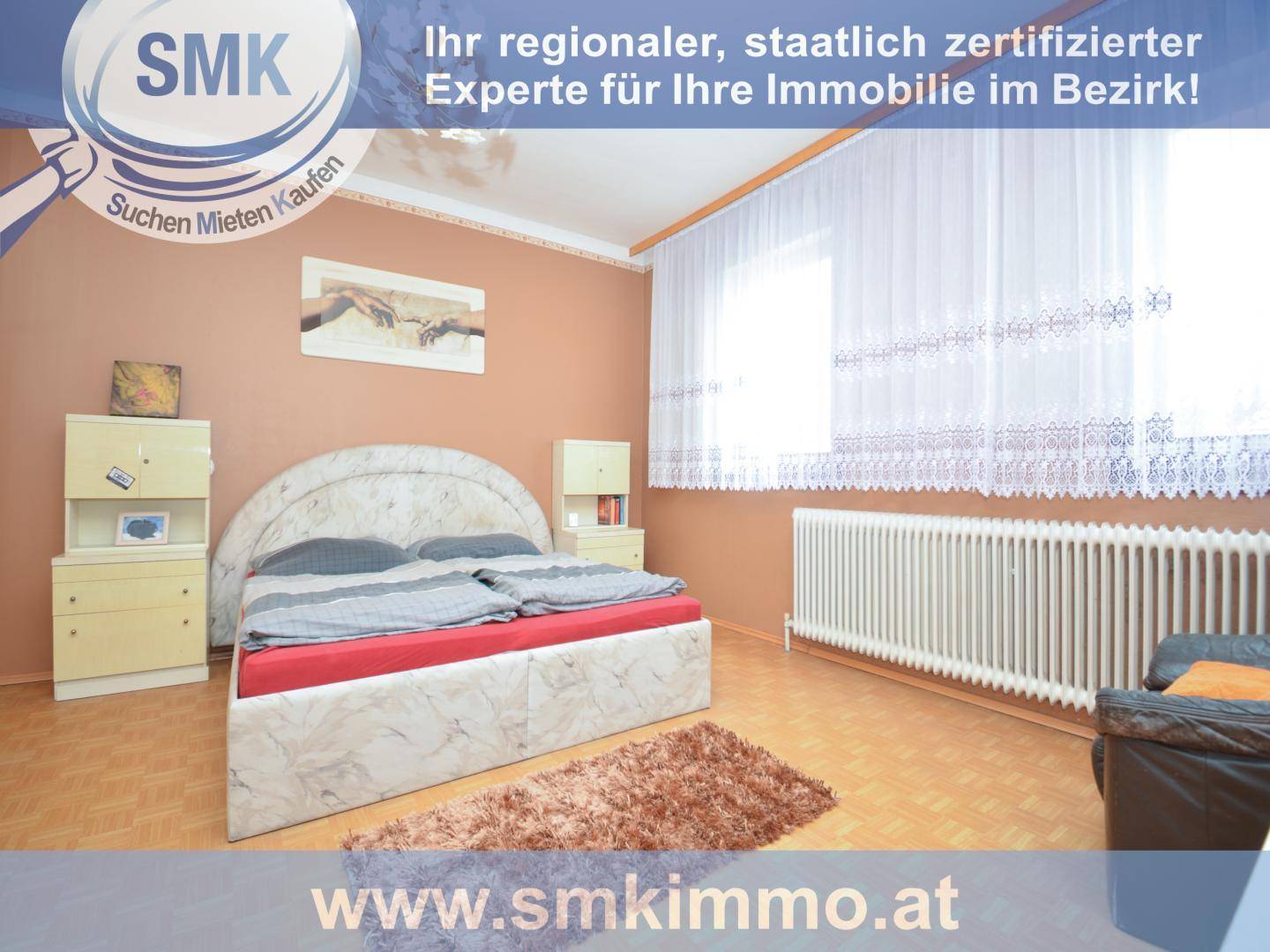 Geräumiges Schlafzimmer mit Doppelbett, hellbraunen Wänden und großem Fenster.