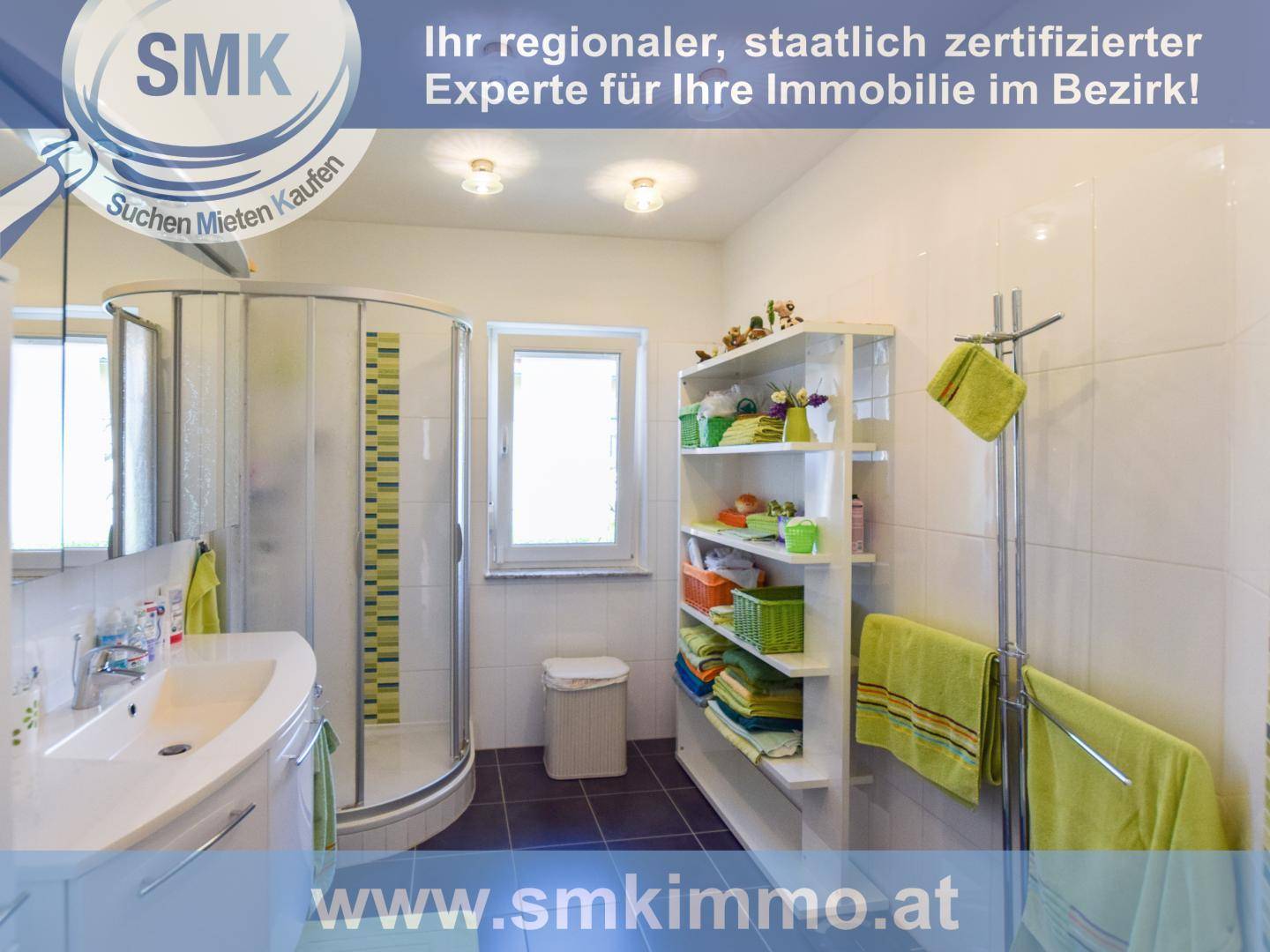 Badezimmer mit Duschkabine, Waschbecken, Fenster und praktischen Ablageregalen.
