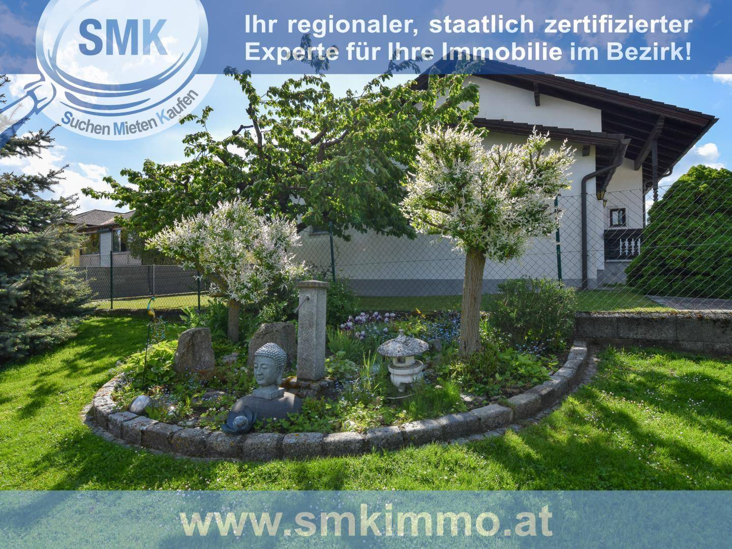 Ruhiger Gartenbereich mit Zierbäumen, Rasenfläche und dekorativen Steinskulpturen.