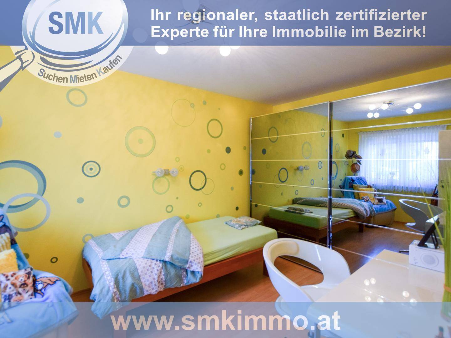 Kinderzimmer mit gelben Wänden, verspielter Dekoration und Spiegelschränken.