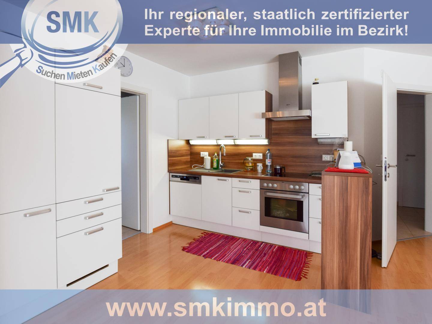 Moderne Einbauküche mit weißen Schränken, Holzdetails und integrierten Geräten.