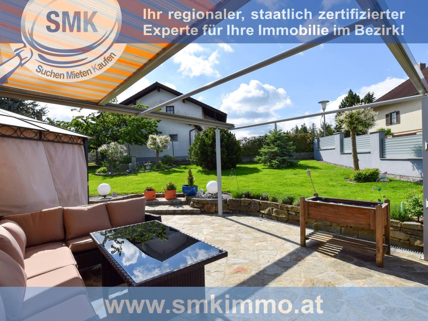 Gemütliche überdachte Terrasse mit Sitzgelegenheiten und Blick auf den grünen Garten.