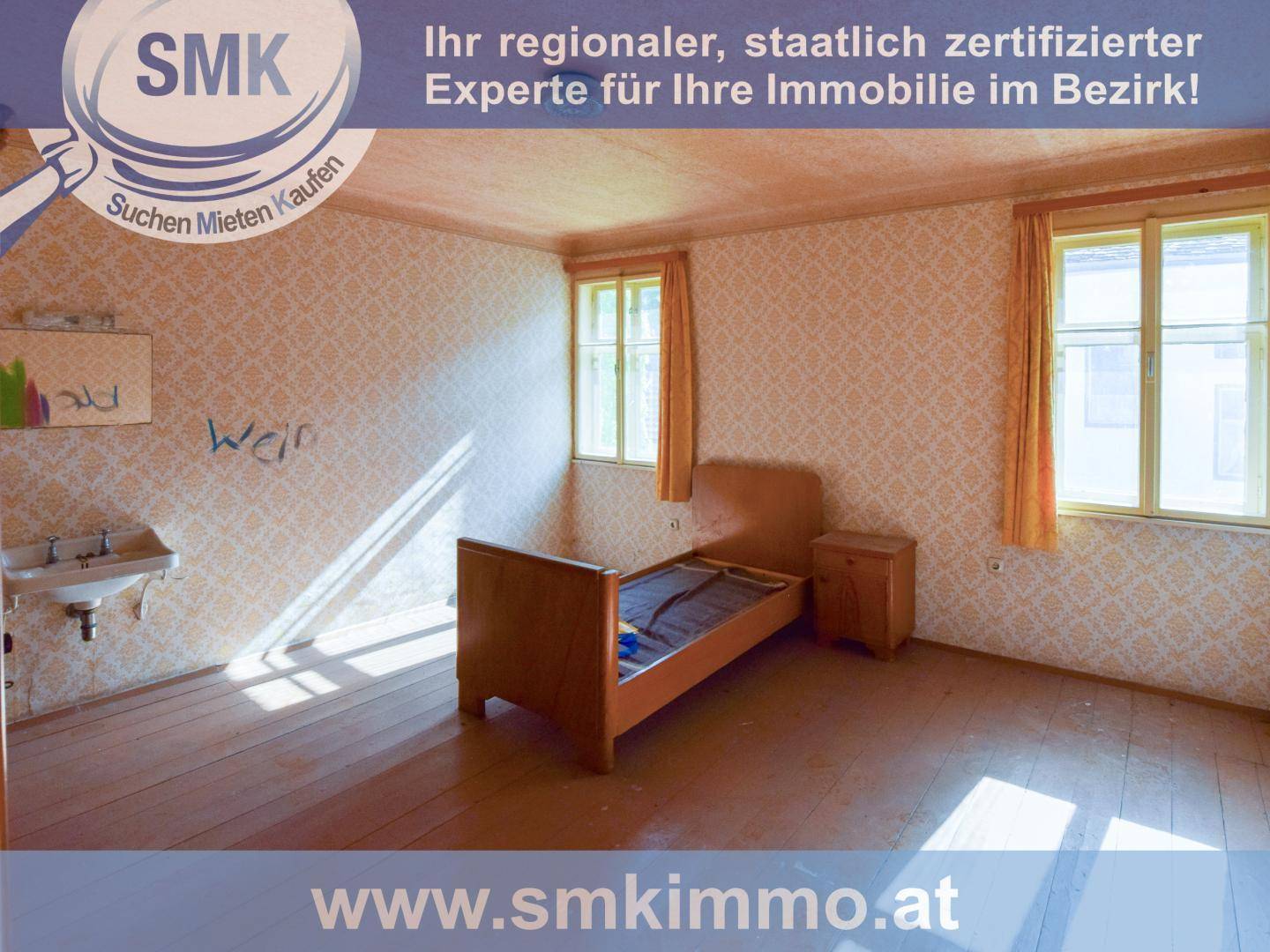 Schlafzimmer mit Holzdielenboden, Tapete und einem einfachen Bett, bereit zur Renovierung.