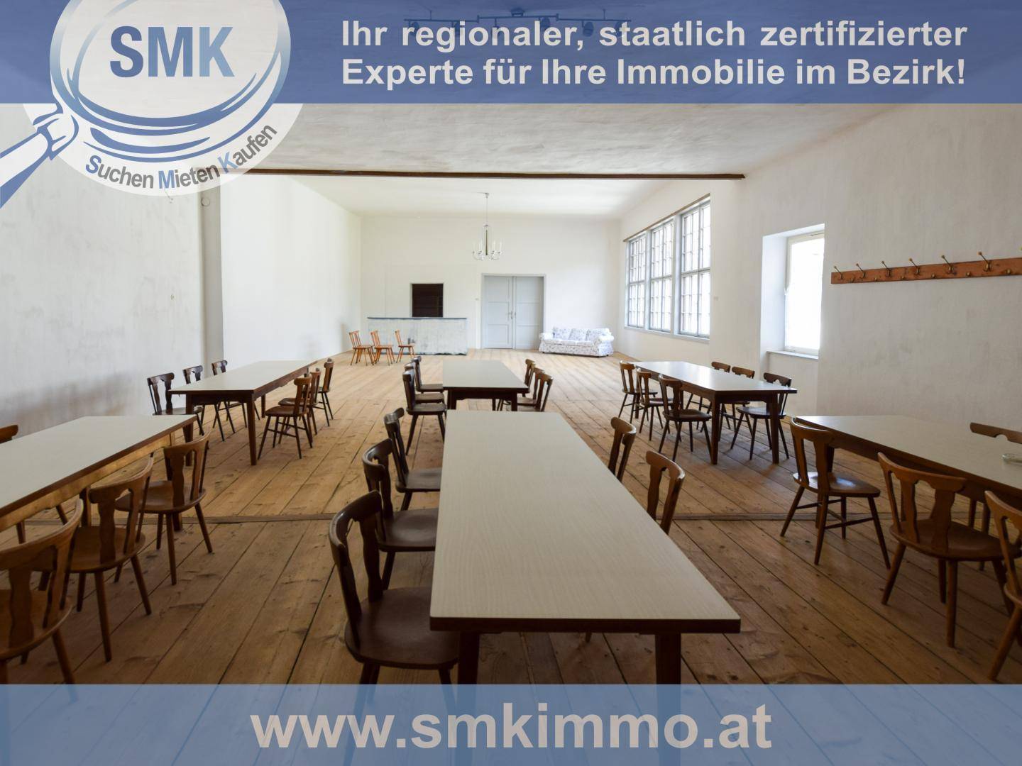 Geräumiger Saal mit Holzboden und vielen Tischen, ideal für größere Veranstaltungen.