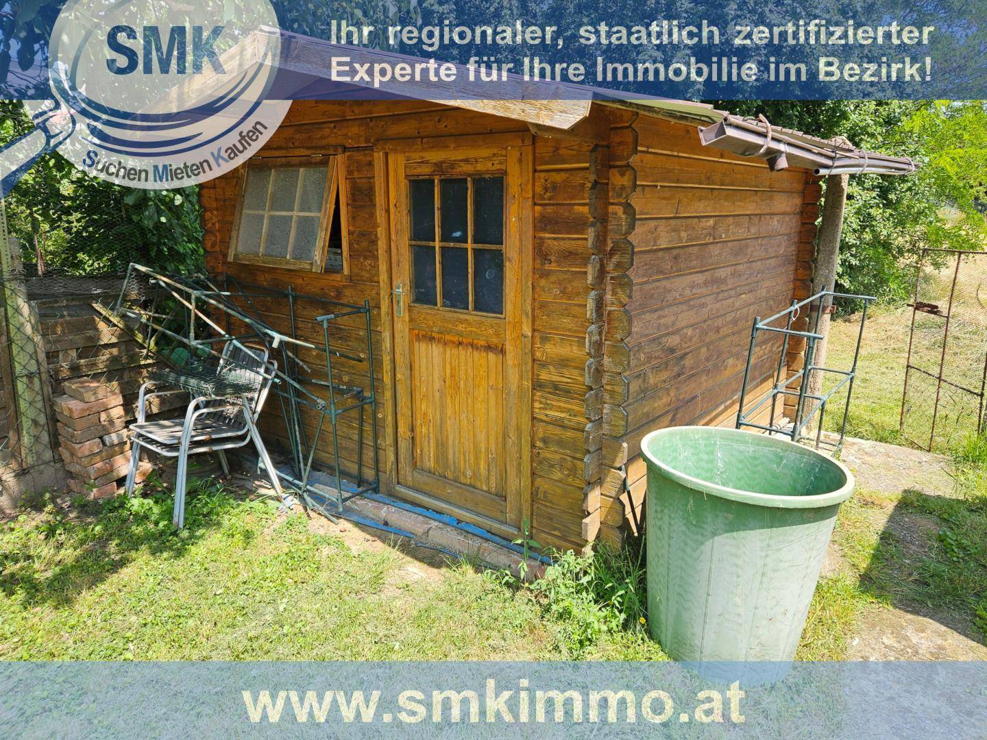 Rustikales Gartenhaus aus Holz mit einer kleinen Tür und Fenstern, umgeben von Grünflächen.