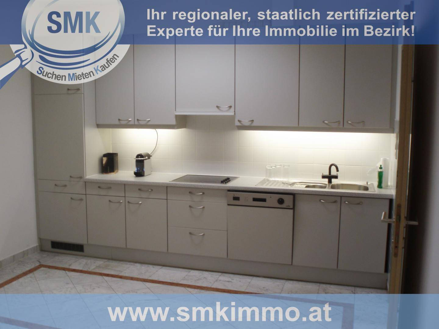 Moderne Küche mit hellgrauen Schränken, integrierten Geräten und Arbeitsplattenbeleuchtung.