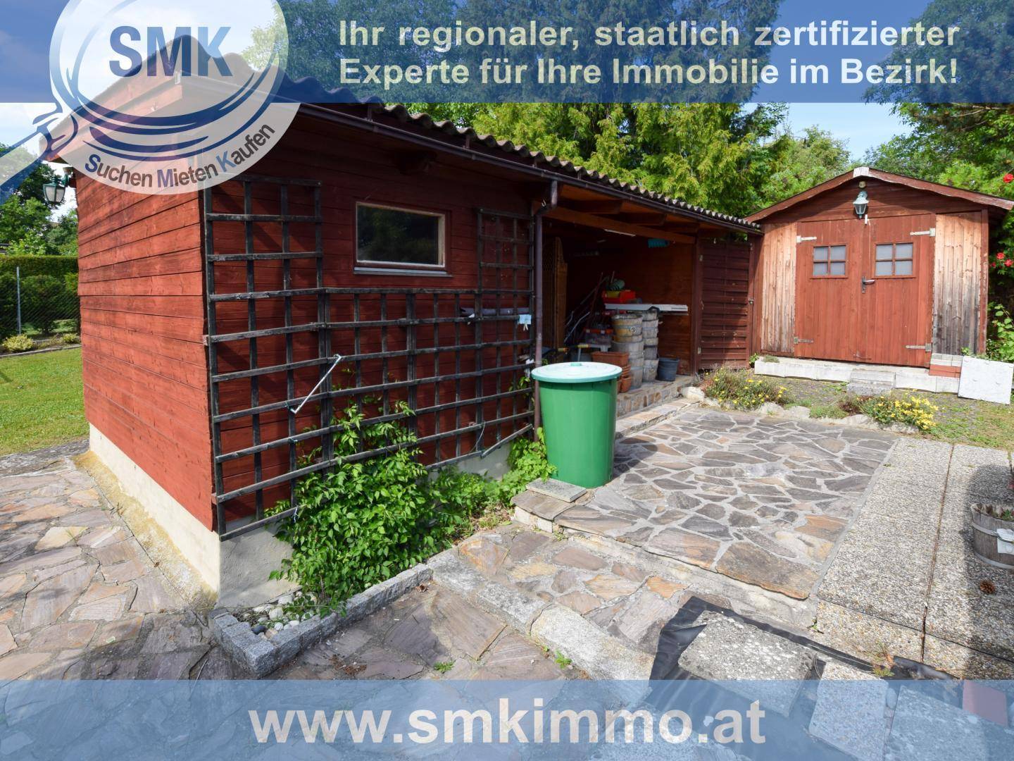 Zwei rustikale Holzschuppen im Gartenbereich, einer mit Rankgitter und gepflastertem Vorplatz.