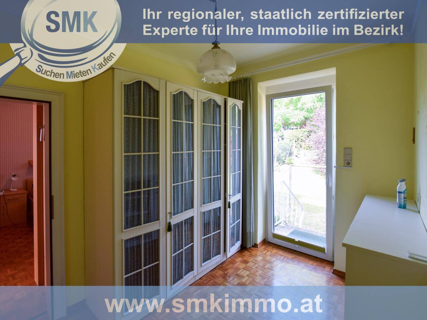 Flur mit Einbauschrank und einer Glastür, die zum Außenbereich führt.