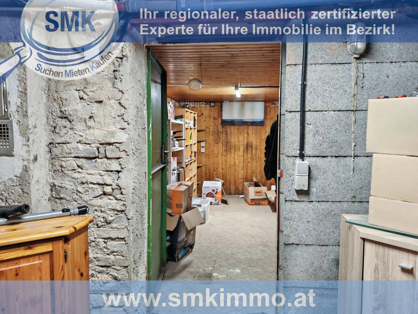 Abstellraum oder Werkstatt im Keller mit Betonsteinwänden und Holzverkleidung.