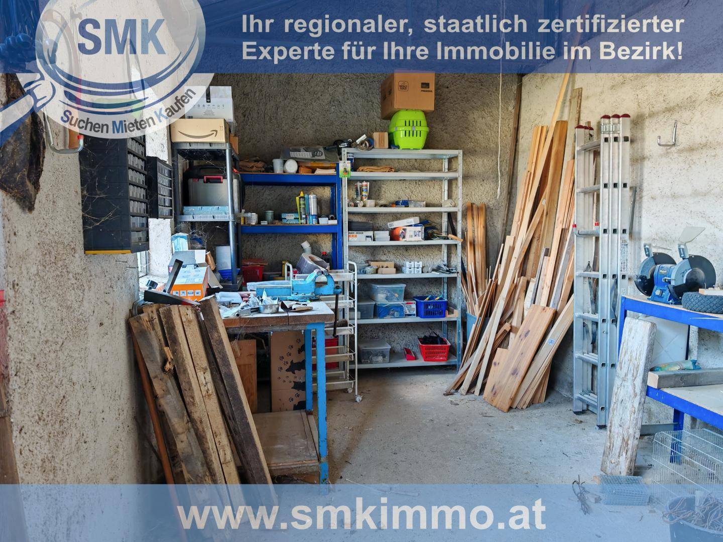 Werkstatt oder Abstellraum mit Regalen, Werkzeugen und Holzbrettern.