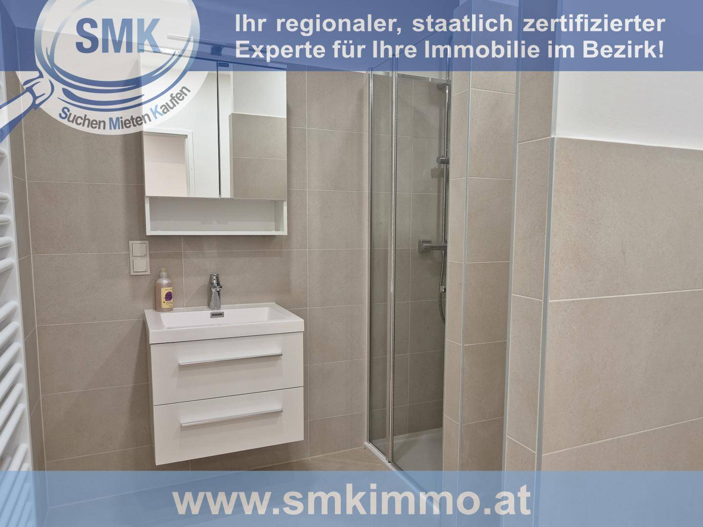 Modernes Badezimmer mit grauen Fliesen, Waschtisch und einer Duschkabine aus Glas.