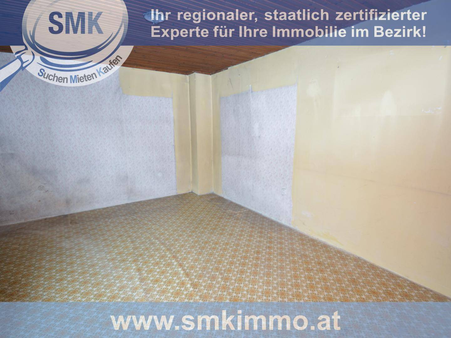 Leerer Raum mit gemustertem Linoleumboden und teilweise entfernter Tapete, bereit zur Renovierung.