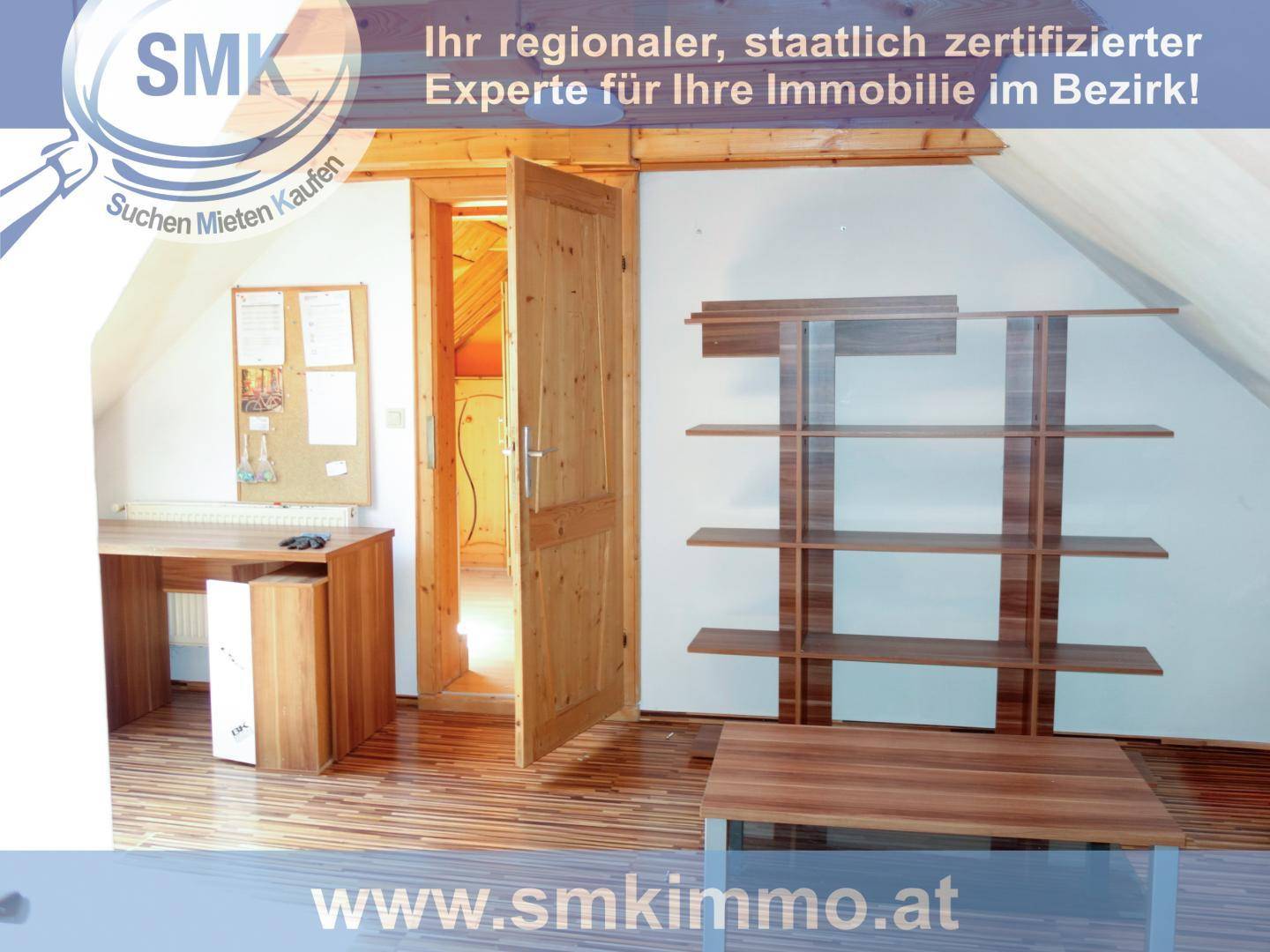 Dachgeschosszimmer mit Holzfußboden, Dachschräge und einfacher Einrichtung, als Arbeitsbereich nutzbar.