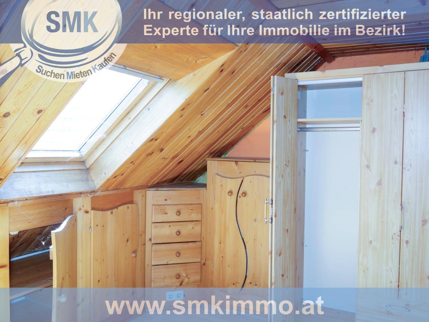Dachgeschossraum mit Holzverkleidung, Dachfenster und Einbauschränken, als Schlafzimmer oder Stauraum nutzbar.