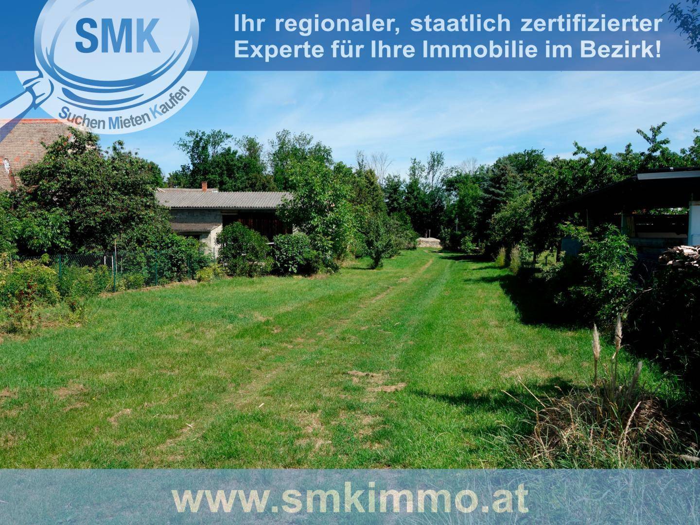 Weitläufiger, gepflegter Rasenbereich mit Bäumen und Sträuchern, ideal für Erholung im Freien.