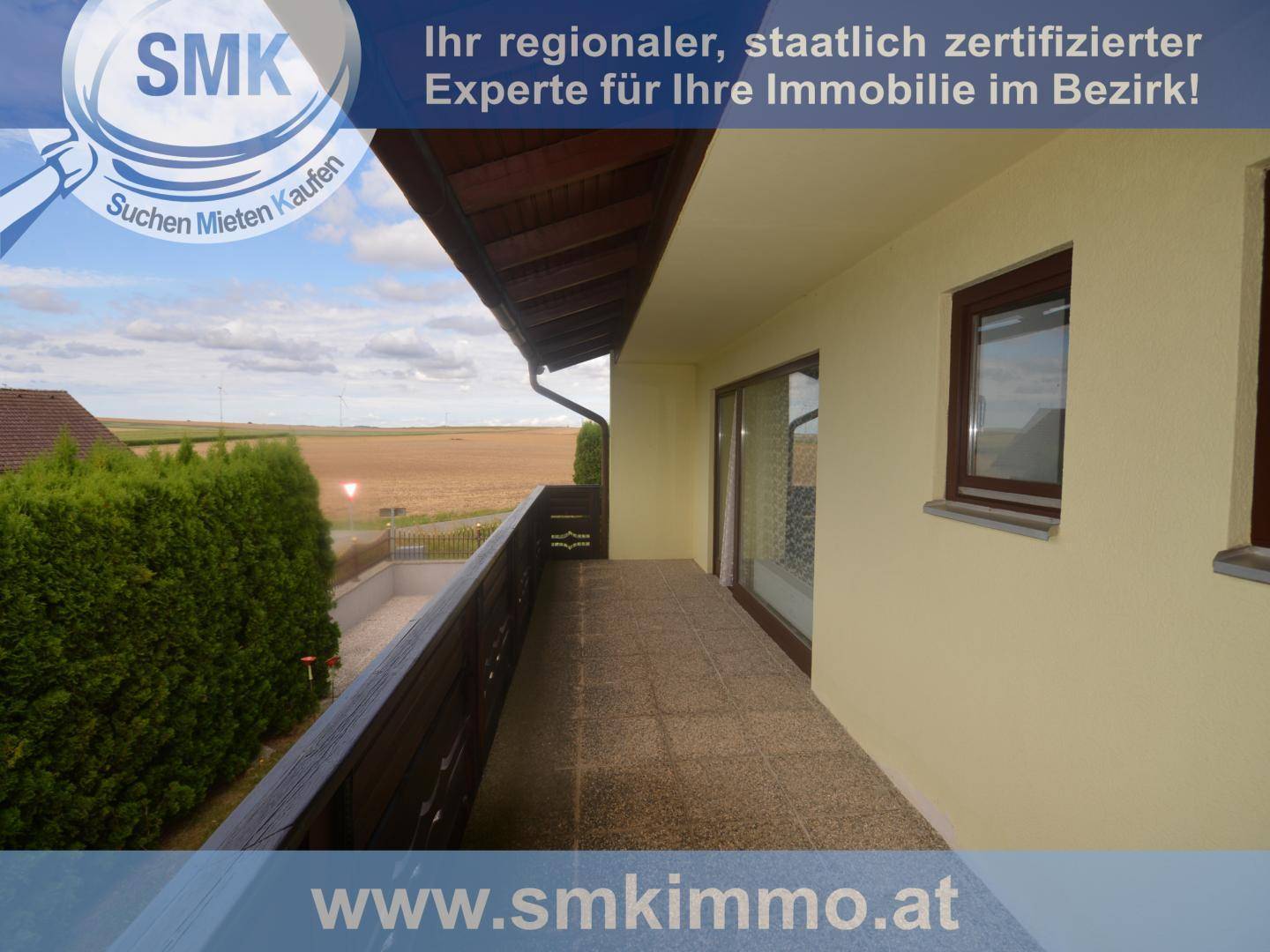 Balkon mit Fliesenboden und einem weiten Blick auf die umliegende Landschaft.