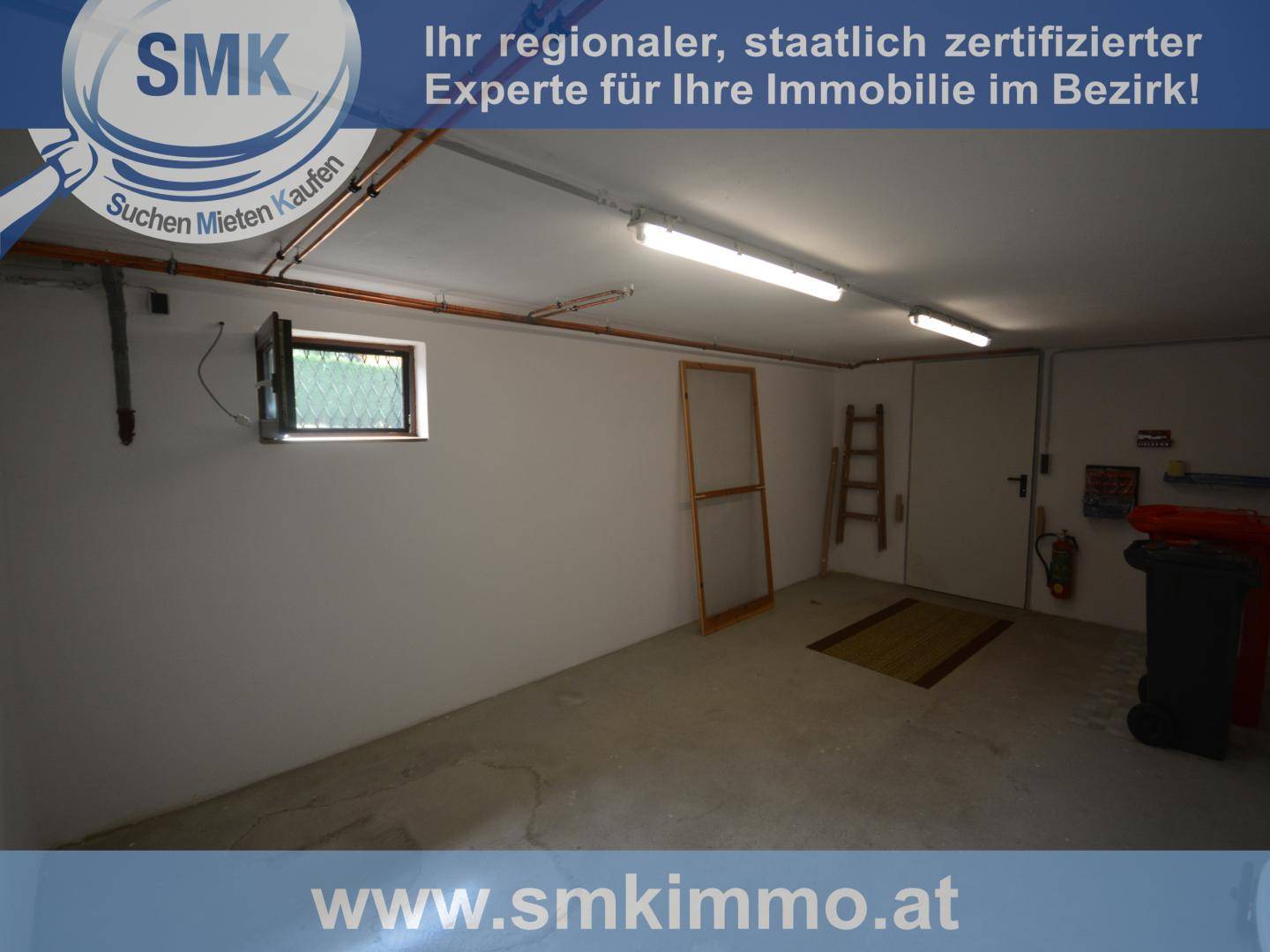 Einfacher Raum im Untergeschoss mit einem Fenster und einer Leiter, geeignet als Lager.