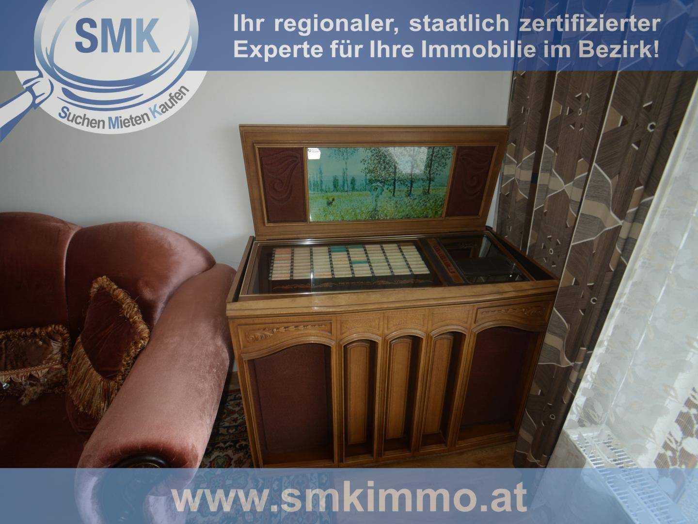 Wohnbereich mit einem Vintage-Jukebox und einem bequemen Sofa.