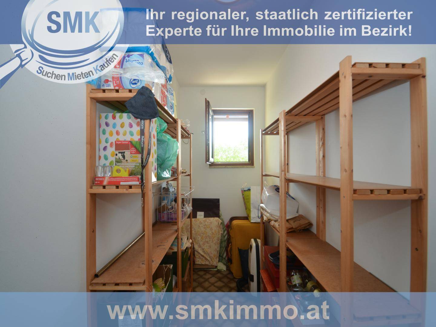 Abstellraum mit Holzregalen und einem kleinen Fenster, ideal für Lagerzwecke.