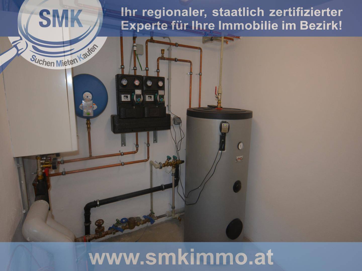 Heizungsraum im Untergeschoss mit Warmwasserspeicher, Rohrleitungen und Steuerungselementen.