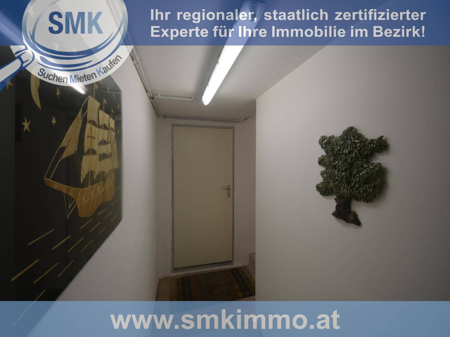 Flur im Untergeschoss mit einer Tür und Wanddekoration, die ein Schiff zeigt.