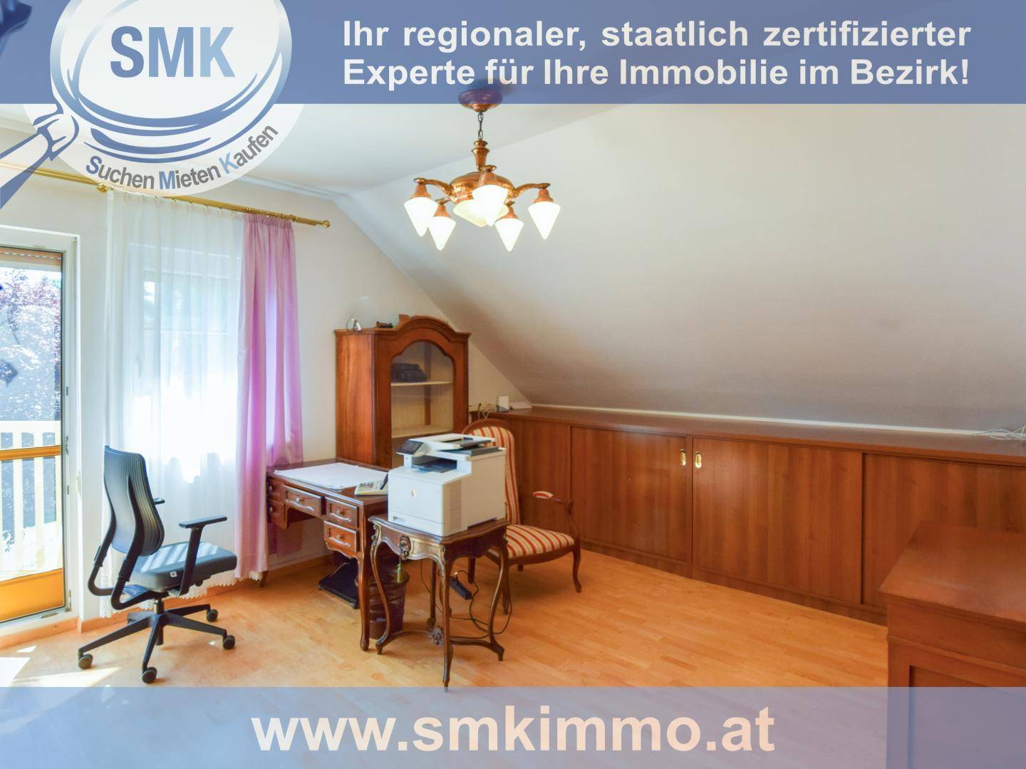 Helles Arbeitszimmer im Dachgeschoss mit Holzboden, Einbauschränken und Dachschräge.