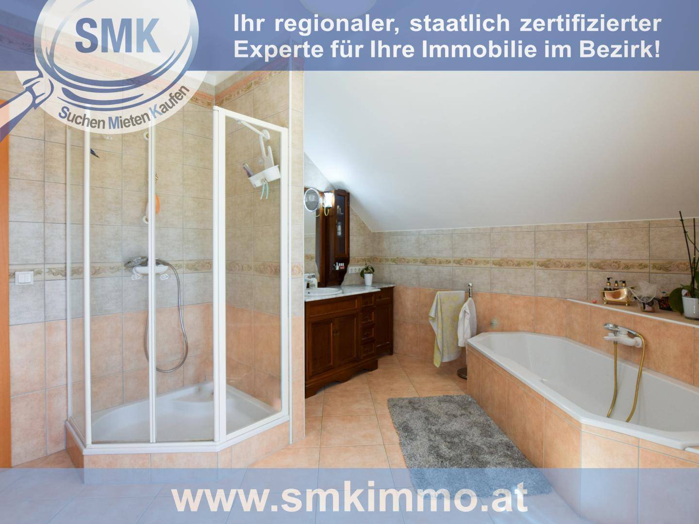 Geräumiges Badezimmer mit Dusche, Badewanne, Doppelwaschbecken und Dachschräge.
