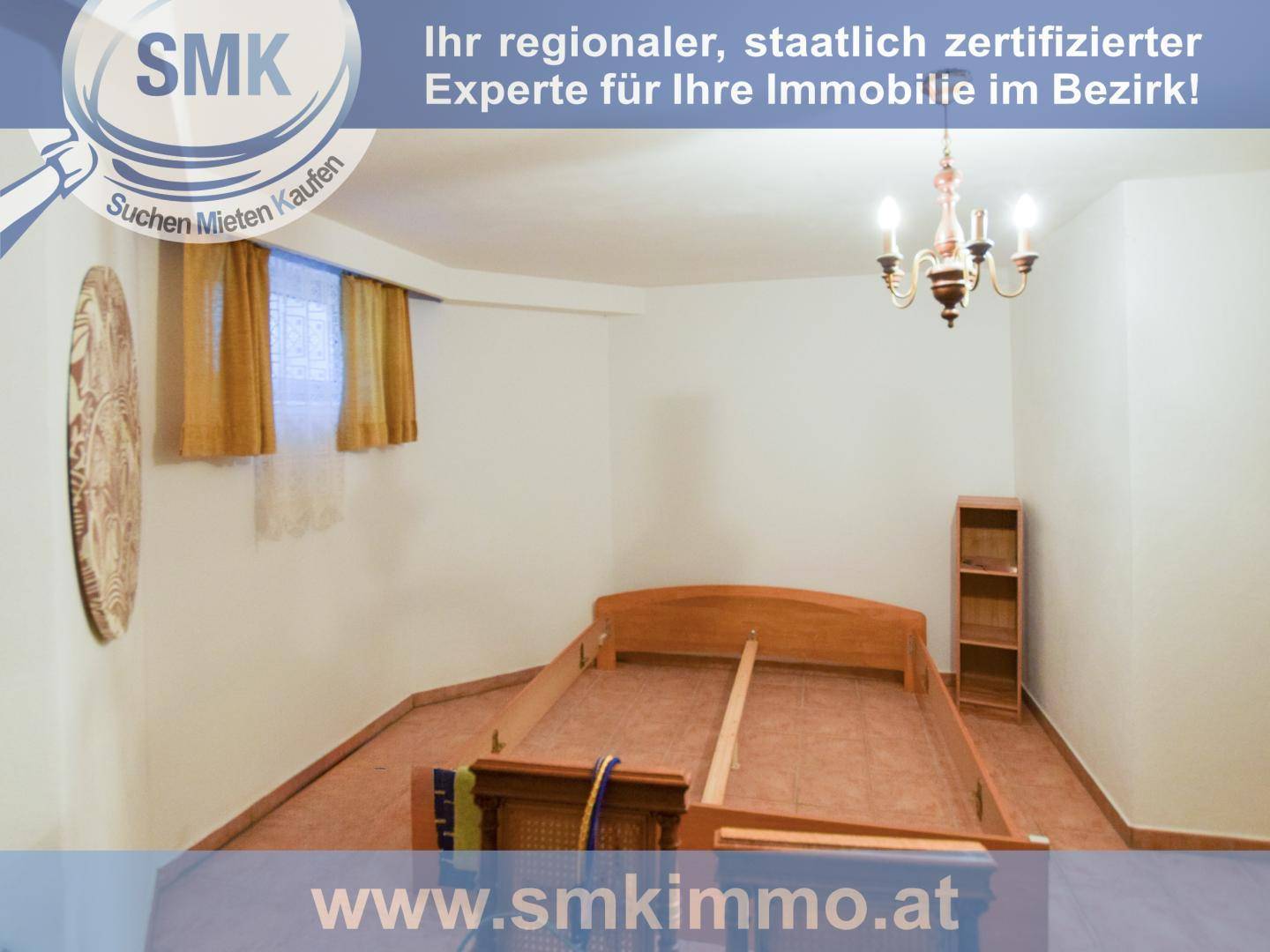Schlafzimmer im Untergeschoss mit Teppichboden, Fenster und Kronleuchter.