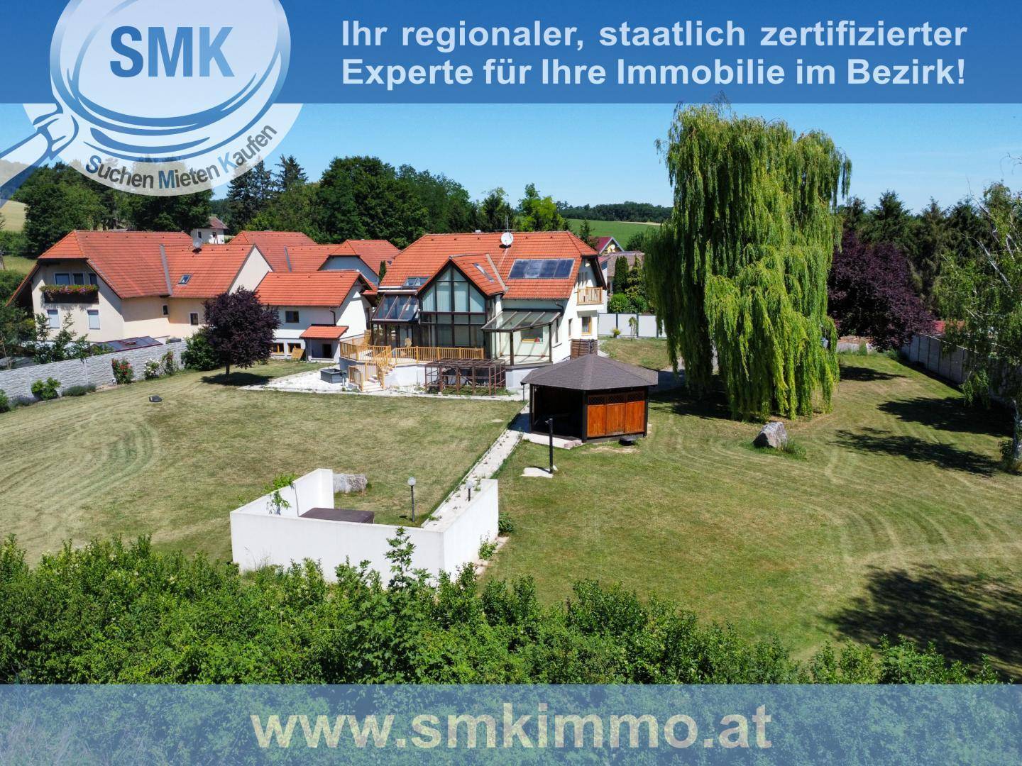 Luftaufnahme des Anwesens mit großem Garten, Wohnhaus und angrenzender Naturlandschaft.